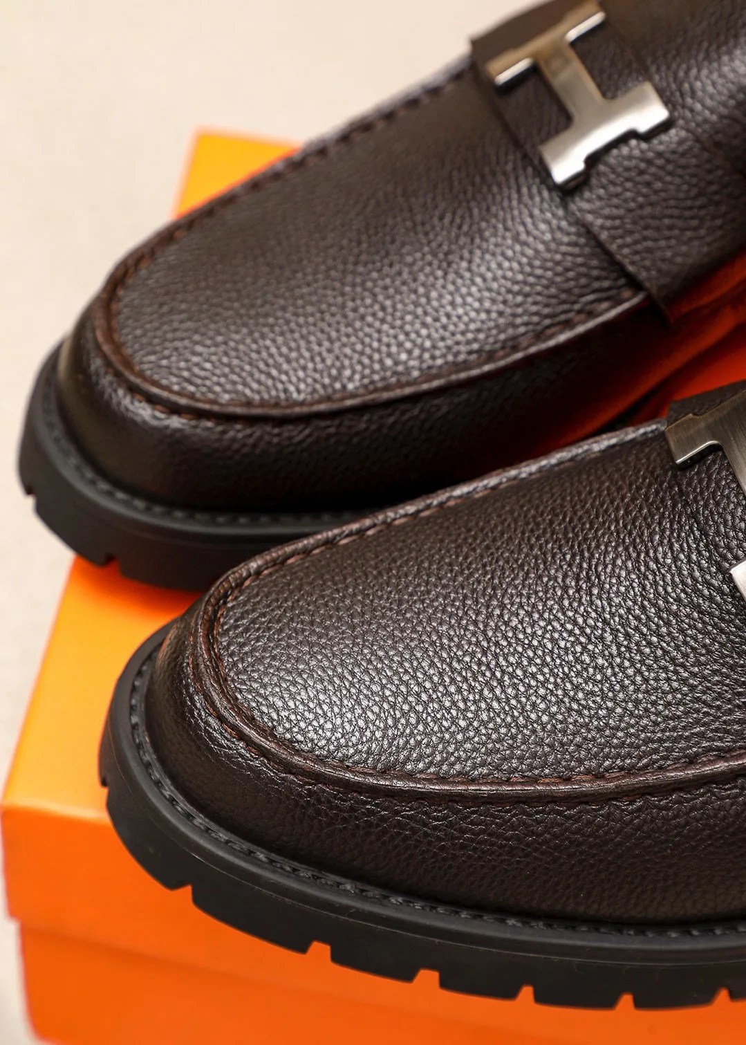 Men's shoes 💰460 💐 Product trademark: HERMES "Hermès" casual leather shoes Regular size: 39-44 (38.45🉑️customized) Product materials: Selected imported first-layer pebbled cowhide leather upper + classic hardware buckle, imported water-dyed 🐂 cowhide lining. Strong three-dimensional visual effect, non-slip and wear-resistant rubber outsole Color: 2⃣️colors available